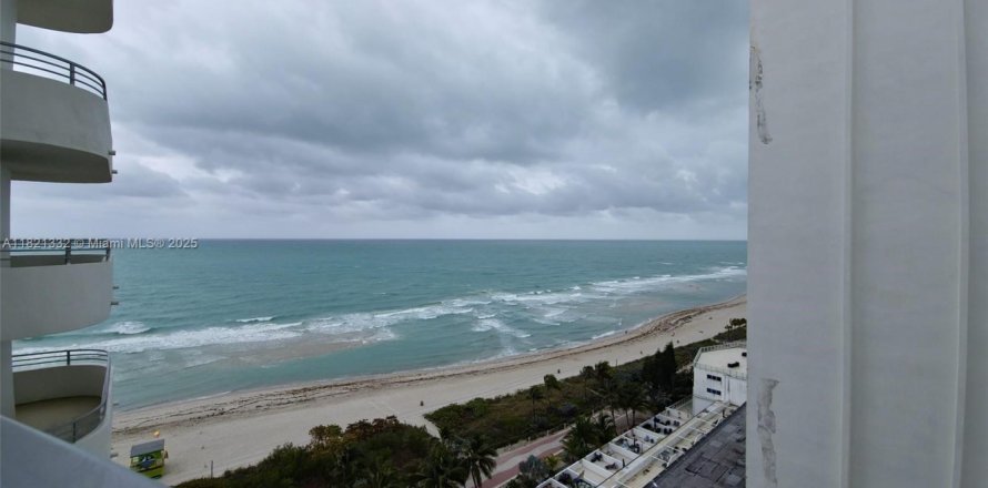 Estudio en el Condominio en Miami Beach, Florida  № 1937603
