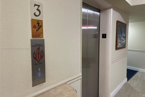 Condo in Hollywood, Florida, 2 bedrooms  № 1959335 - photo 11