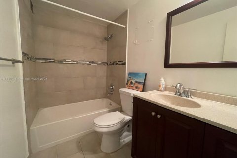 Condo in Hollywood, Florida, 2 bedrooms  № 1959335 - photo 17