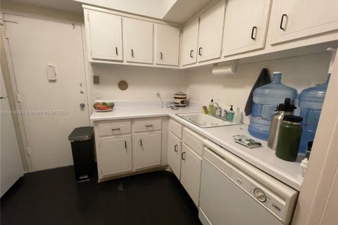 Condo in Hollywood, Florida, 2 bedrooms  № 1959335 - photo 16