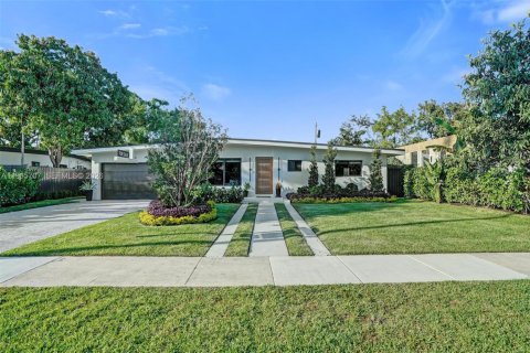 Villa ou maison à vendre à North Miami Beach, Floride: 5 chambres, 210.89 m2 № 2064628 - photo 2