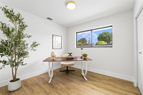 House in Hollywood, Florida 4 bedrooms, 157.66 sq.m. № 2038544 - photo 28