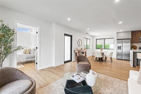 House in Hollywood, Florida 4 bedrooms, 157.66 sq.m. № 2038544 - photo 10