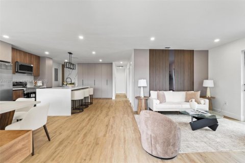 House in Hollywood, Florida 4 bedrooms, 157.66 sq.m. № 2038544 - photo 6