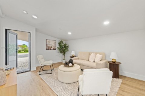 House in Hollywood, Florida 4 bedrooms, 157.66 sq.m. № 2038544 - photo 21