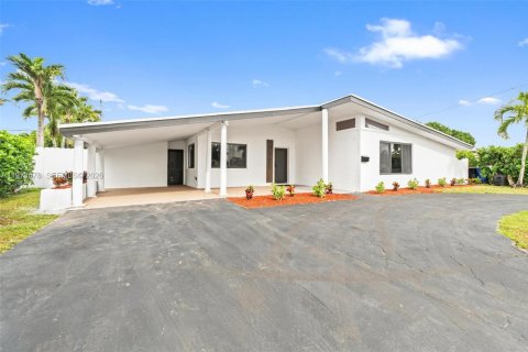 House in Hollywood, Florida 4 bedrooms, 157.66 sq.m. № 2038544 - photo 3