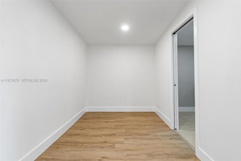 House in Hollywood, Florida 4 bedrooms, 157.66 sq.m. № 2038544 - photo 25