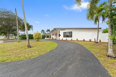 House in Hollywood, Florida 4 bedrooms, 157.66 sq.m. № 2038544