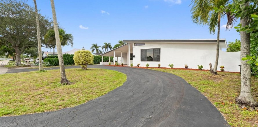 House in Hollywood, Florida 4 bedrooms, 157.66 sq.m. № 2038544