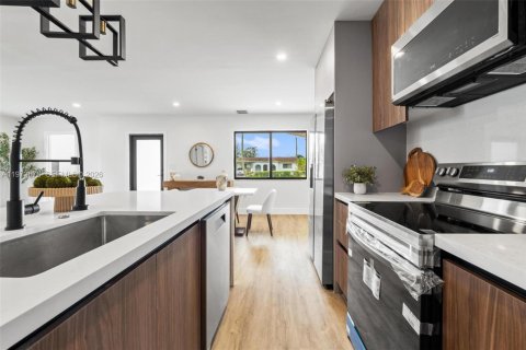 House in Hollywood, Florida 4 bedrooms, 157.66 sq.m. № 2038544 - photo 16