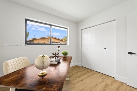 House in Hollywood, Florida 4 bedrooms, 157.66 sq.m. № 2038544 - photo 29