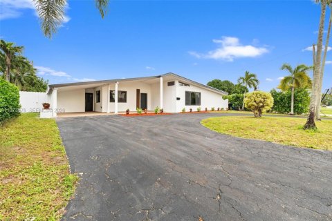 House in Hollywood, Florida 4 bedrooms, 157.66 sq.m. № 2038544 - photo 2