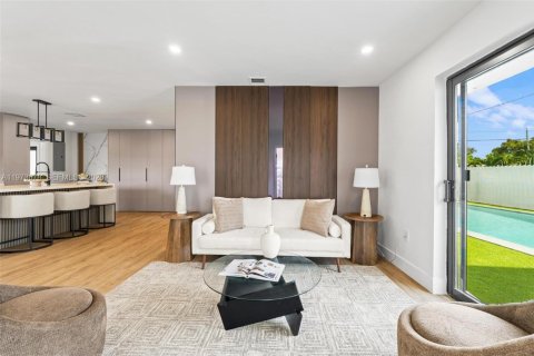 House in Hollywood, Florida 4 bedrooms, 157.66 sq.m. № 2038544 - photo 9