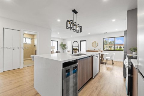 House in Hollywood, Florida 4 bedrooms, 157.66 sq.m. № 2038544 - photo 15