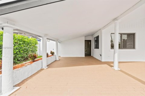 House in Hollywood, Florida 4 bedrooms, 157.66 sq.m. № 2038544 - photo 4