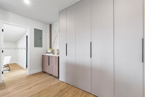 House in Hollywood, Florida 4 bedrooms, 157.66 sq.m. № 2038544 - photo 19