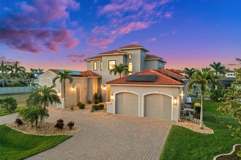 Villa ou maison à vendre à Cape Coral, Floride: 5 chambres, 329.43 m2 № 1975252 - photo 1