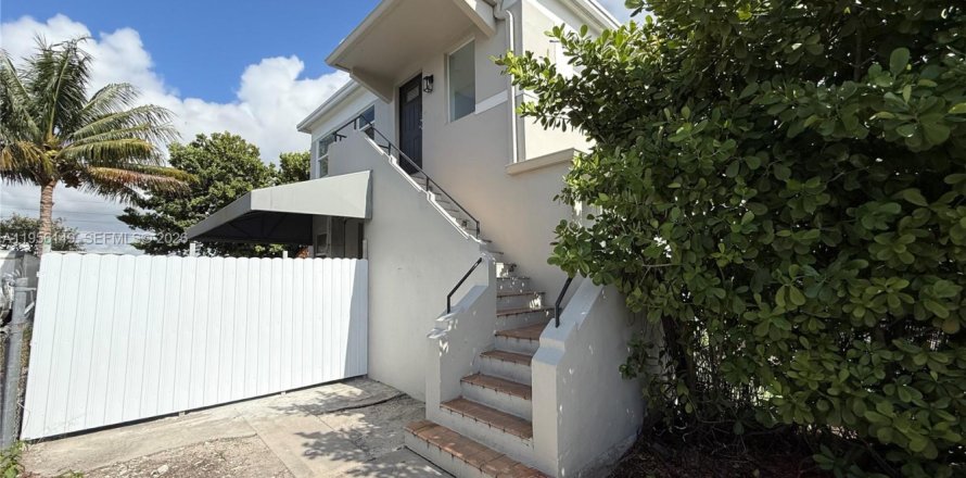 House in Miami, Florida 3 bedrooms, 156.08 sq.m. № 2011966