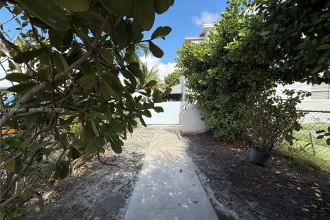 House in Miami, Florida 3 bedrooms, 156.08 sq.m. № 2011966 - photo 2