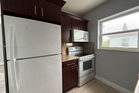 House in Miami, Florida 3 bedrooms, 156.08 sq.m. № 2011966 - photo 12