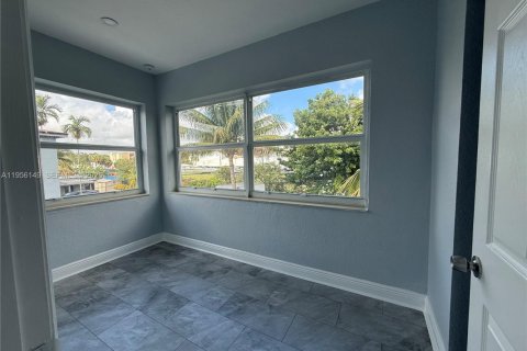 House in Miami, Florida 3 bedrooms, 156.08 sq.m. № 2011966 - photo 14