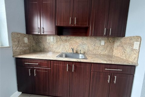 House in Miami, Florida 3 bedrooms, 156.08 sq.m. № 2011966 - photo 11