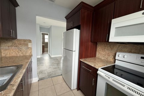 House in Miami, Florida 3 bedrooms, 156.08 sq.m. № 2011966 - photo 10