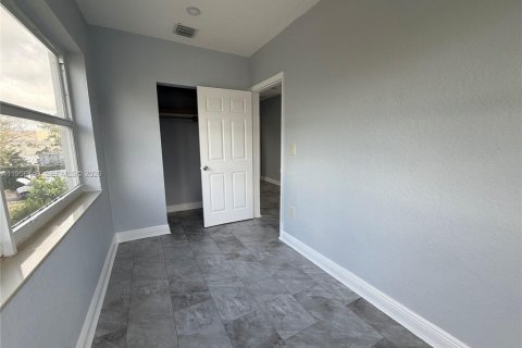 House in Miami, Florida 3 bedrooms, 156.08 sq.m. № 2011966 - photo 15