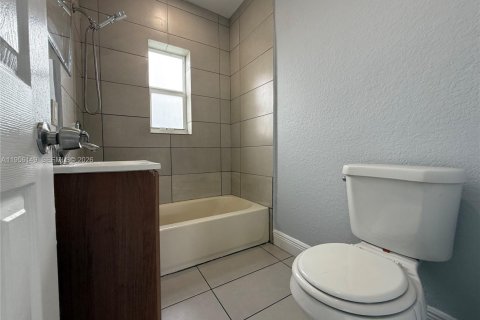House in Miami, Florida 3 bedrooms, 156.08 sq.m. № 2011966 - photo 19