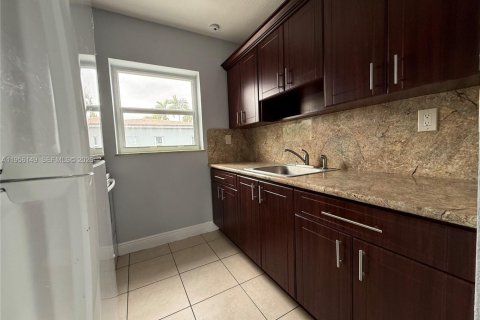 House in Miami, Florida 3 bedrooms, 156.08 sq.m. № 2011966 - photo 8