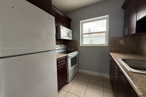 House in Miami, Florida 3 bedrooms, 156.08 sq.m. № 2011966 - photo 9