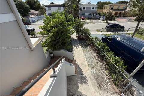 House in Miami, Florida 3 bedrooms, 156.08 sq.m. № 2011966 - photo 3