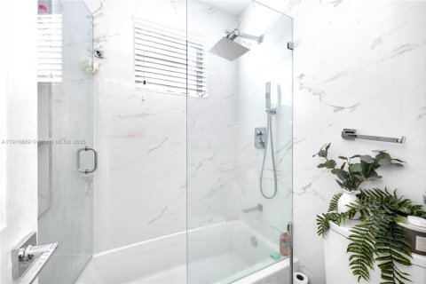 Townhouse in Miami, Florida 2 bedrooms, 116.13 sq.m. № 1973686 - photo 26