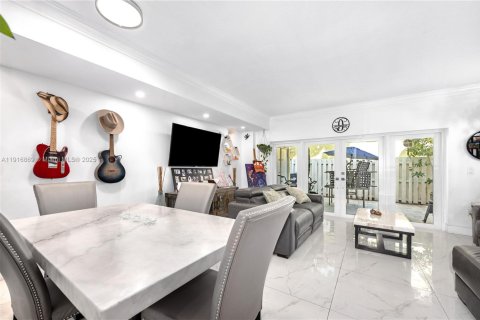 Townhouse in Miami, Florida 2 bedrooms, 116.13 sq.m. № 1973686 - photo 16