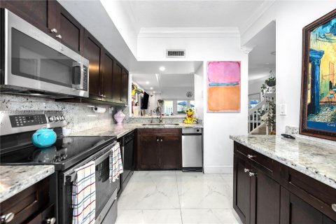 Townhouse in Miami, Florida 2 bedrooms, 116.13 sq.m. № 1973686 - photo 10