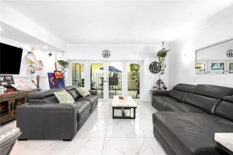 Townhouse in Miami, Florida 2 bedrooms, 116.13 sq.m. № 1973686 - photo 17