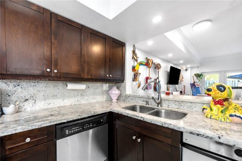 Townhouse in Miami, Florida 2 bedrooms, 116.13 sq.m. № 1973686 - photo 11