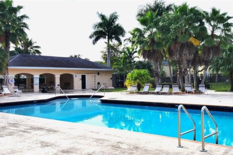 Townhouse in Miami, Florida 2 bedrooms, 116.13 sq.m. № 1973686 - photo 3