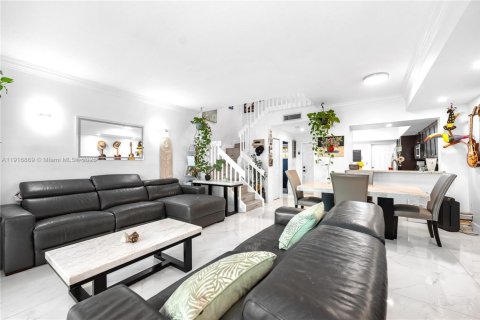 Townhouse in Miami, Florida 2 bedrooms, 116.13 sq.m. № 1973686 - photo 19