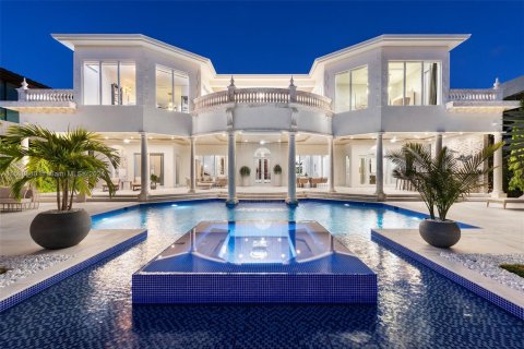 House in Golden Beach, Florida 7 bedrooms, 793.48 sq.m. № 1694442 - photo 27