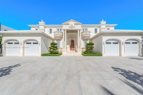 House in Golden Beach, Florida 7 bedrooms, 793.48 sq.m. № 1694442 - photo 6