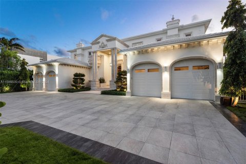 House in Golden Beach, Florida 7 bedrooms, 793.48 sq.m. № 1694442 - photo 4