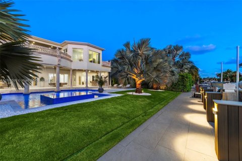 House in Golden Beach, Florida 7 bedrooms, 793.48 sq.m. № 1694442 - photo 3