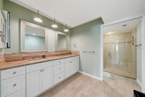 Condo in Tarpon Springs, Florida, 2 bedrooms  № 2133900 - photo 15