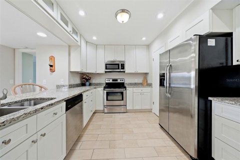 Condo in Tarpon Springs, Florida, 2 bedrooms  № 2133900 - photo 5
