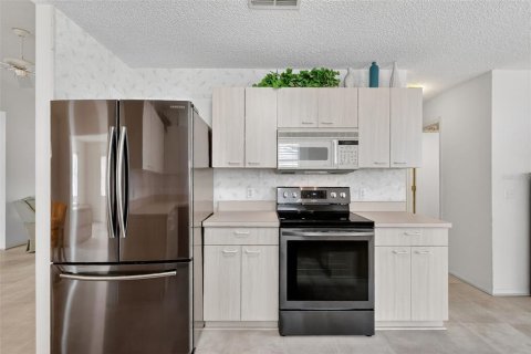 House in The Villages, Florida 2 bedrooms, 143.44 sq.m. № 1917946 - photo 8