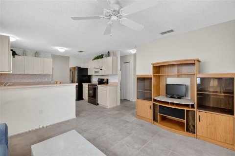 House in The Villages, Florida 2 bedrooms, 143.44 sq.m. № 1917946 - photo 12