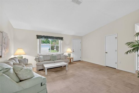 House in The Villages, Florida 2 bedrooms, 143.44 sq.m. № 1917946 - photo 4