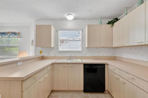 House in The Villages, Florida 2 bedrooms, 143.44 sq.m. № 1917946 - photo 7