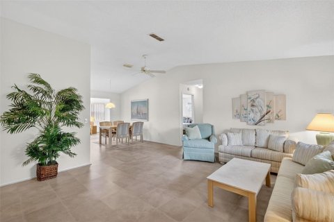 House in The Villages, Florida 2 bedrooms, 143.44 sq.m. № 1917946 - photo 5